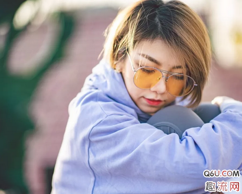 女生最适合穿什么款式的AJ 街拍女生上脚AJ13搭配示范