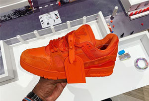 Off-White x LV 橙色运动鞋谍照释出 LV运动鞋偏码吗