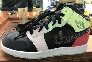 AJ1 Mid女款新配色曝光 AJ1 Mid和AJ1 high脚感对比