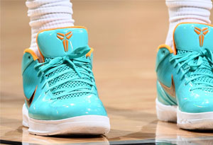 德罗赞上脚Kobe 4 Protro PE湖绿 ZK4 Protro减配了吗