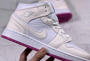 AJ1炫彩粉官网有没有 AJ1炫彩粉变色龙是客制鞋吗