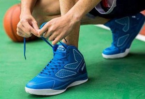 打篮球穿什么鞋好 什么鞋子适合打篮球