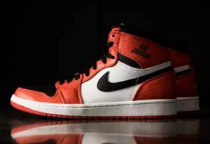 AJ1常见鞋面材质对比 AJ1人工皮革和荔枝皮哪个更容易褶皱