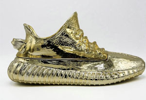 YEEZY Boost 350 V2 金箔雕塑限量发行 椰子Boost 350 V2雕塑实物赏析