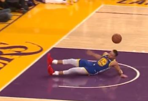 库里扣篮尴尬滑倒 盘点NBA巨星最尴尬的瞬间