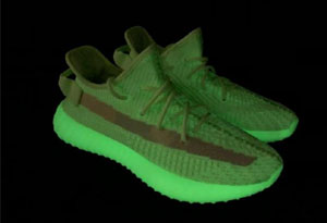 yeezy 350 v2荧光绿货量11多万双 yeezy 350 v2荧光绿夜光效果好看吗