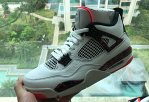 Aj4热熔岩偏码吗 Aj4热熔岩和黑镭射买哪个
