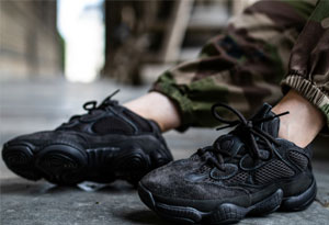 椰子500纯黑货量大吗 Yeezy 500 “Utility Black”上脚图欣赏